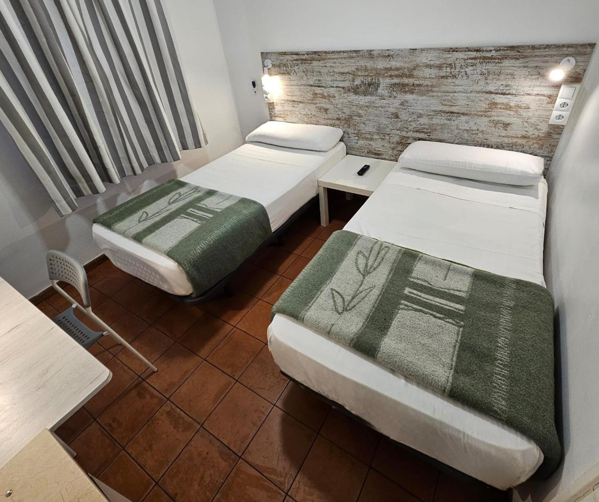 Casa De Huespedes Almansa Hotel Madrid Exterior photo