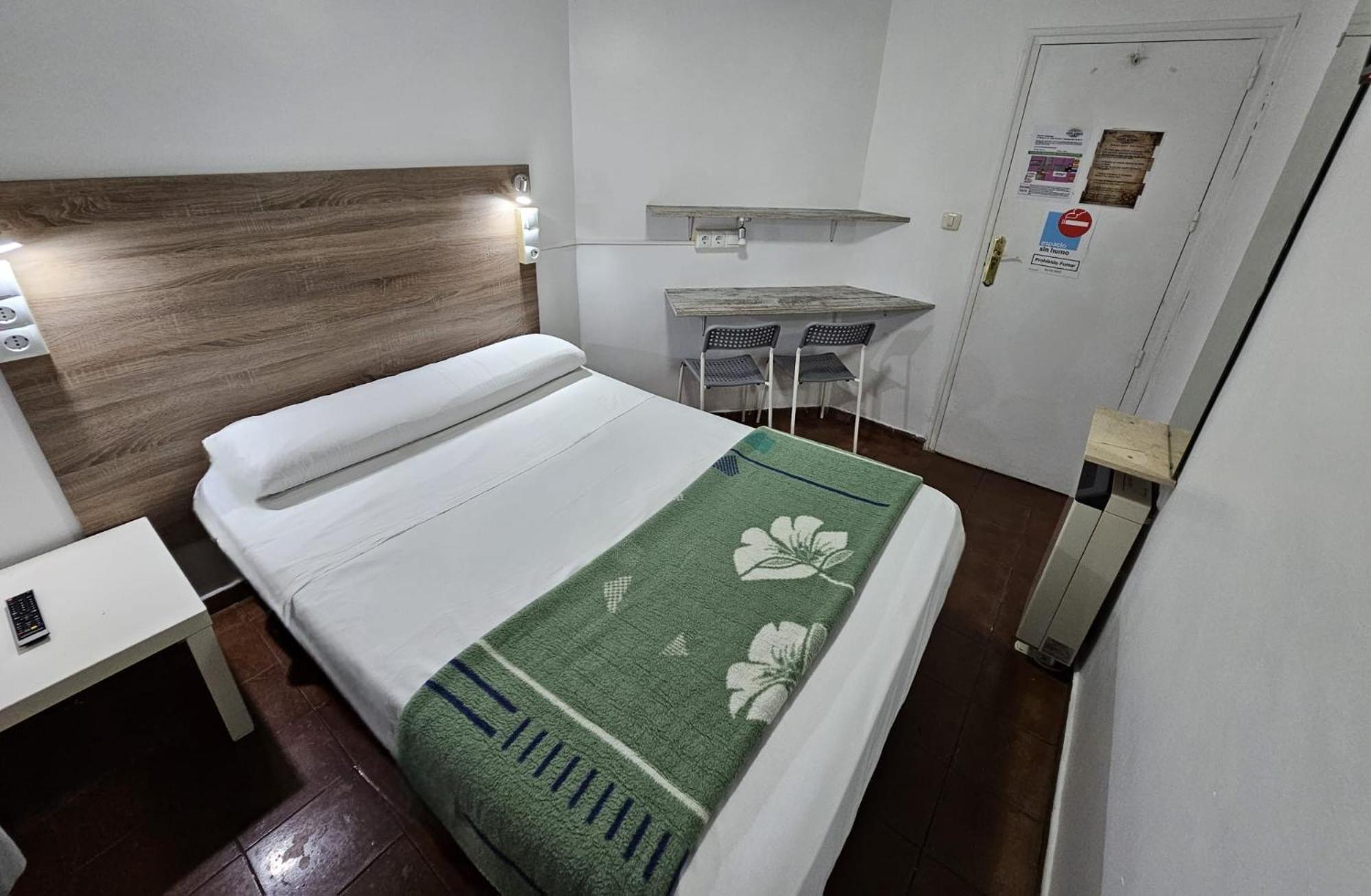 Casa De Huespedes Almansa Hotel Madrid Exterior photo